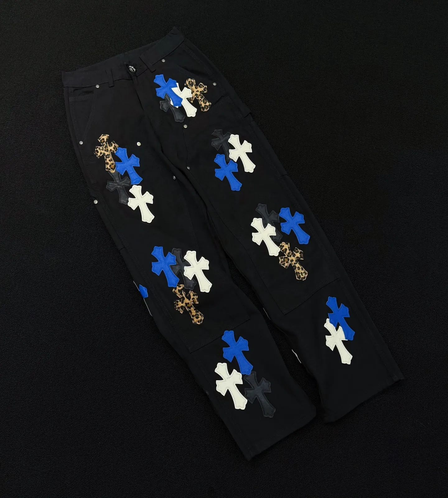 P280 Style number: D364 Chrome Hearts Chrome Hearts straight-leg logging multi-color leather work jeans Color #Black Size #S-Xxl (28 30 32 34 36) 28 Waist 74 Hip 102 Length 101 30 Waist 78 Hip 106 Length 102 32 Waist 82 Hip 110 Length 103 34 Waist 86 Hips 114 Pants Length 104 36 Waist 90 Hips 118 Pants Length 106 Heavy canvas material This pants type was first created by Carhartt. With the development of the times, it has been reinterpreted by many brands. This Crow Heart logging overalls are based on the Carhartt pants with some improvements and added elements‼ ️